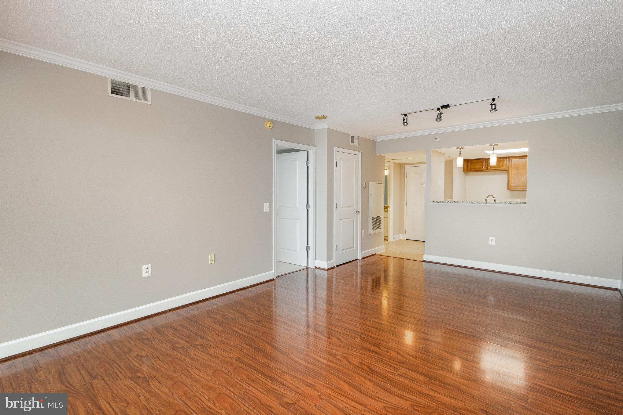 11800 Sunset Hills Road, Unit 619 Reston, VA 20190 - Photo 7 of 39 Dining area