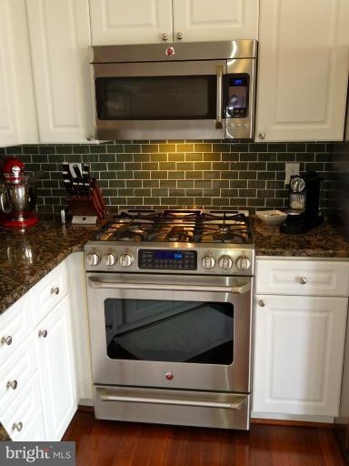 12017 Edgemere Circle Reston, VA 20190 - Photo 9 of 27 Gas stove