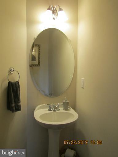 12017 Edgemere Circle Reston, VA 20190 - Photo 10 of 27 Guest bathroom