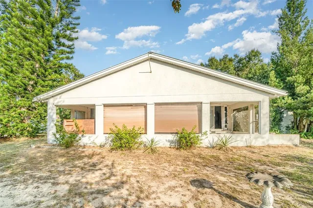 a view of a house with backyard