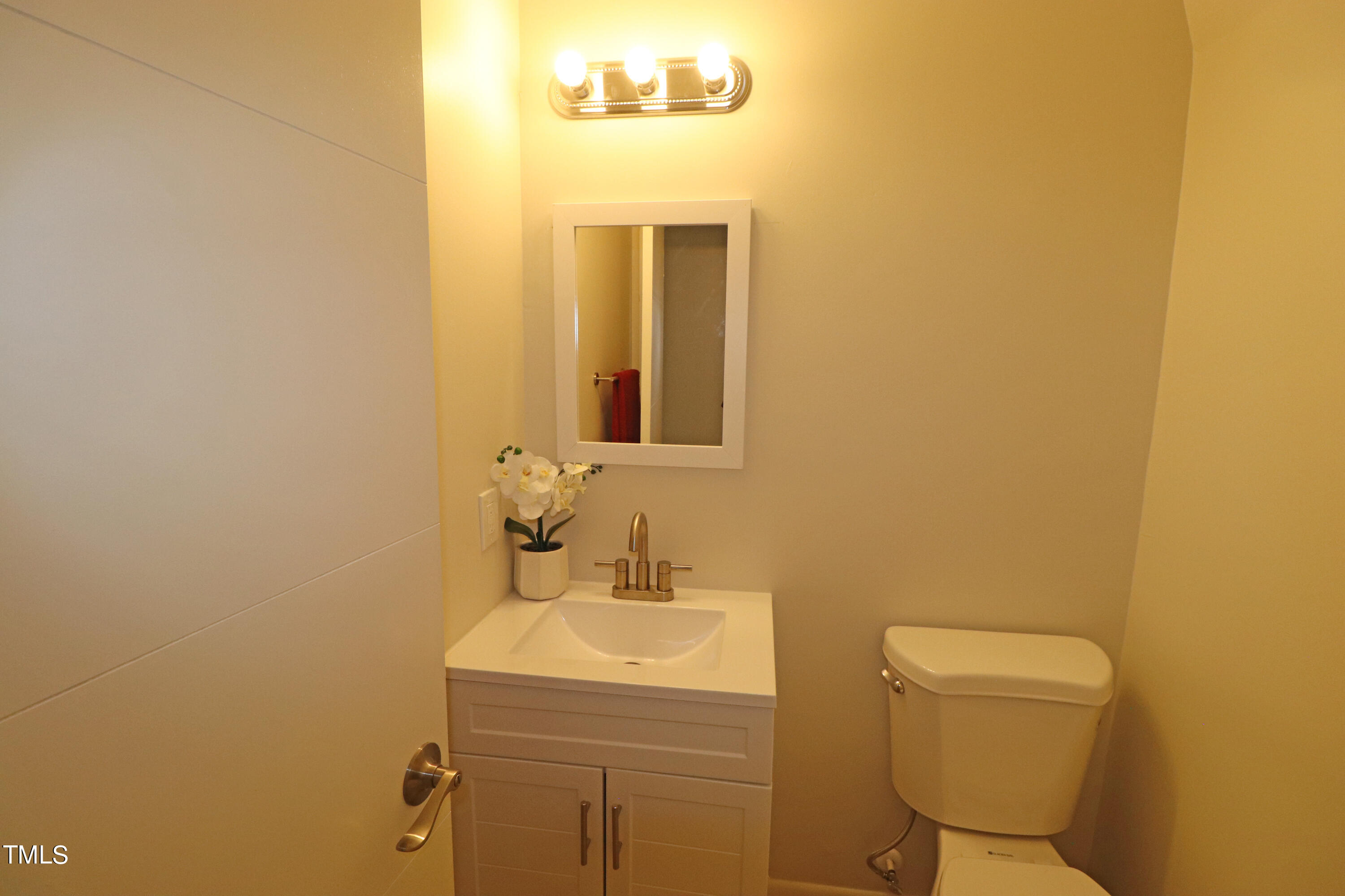 1716 Quail Ridge Road Raleigh, NC 27609 - Photo 18 of 39 a bathroom with a sink a toilet and mirror
