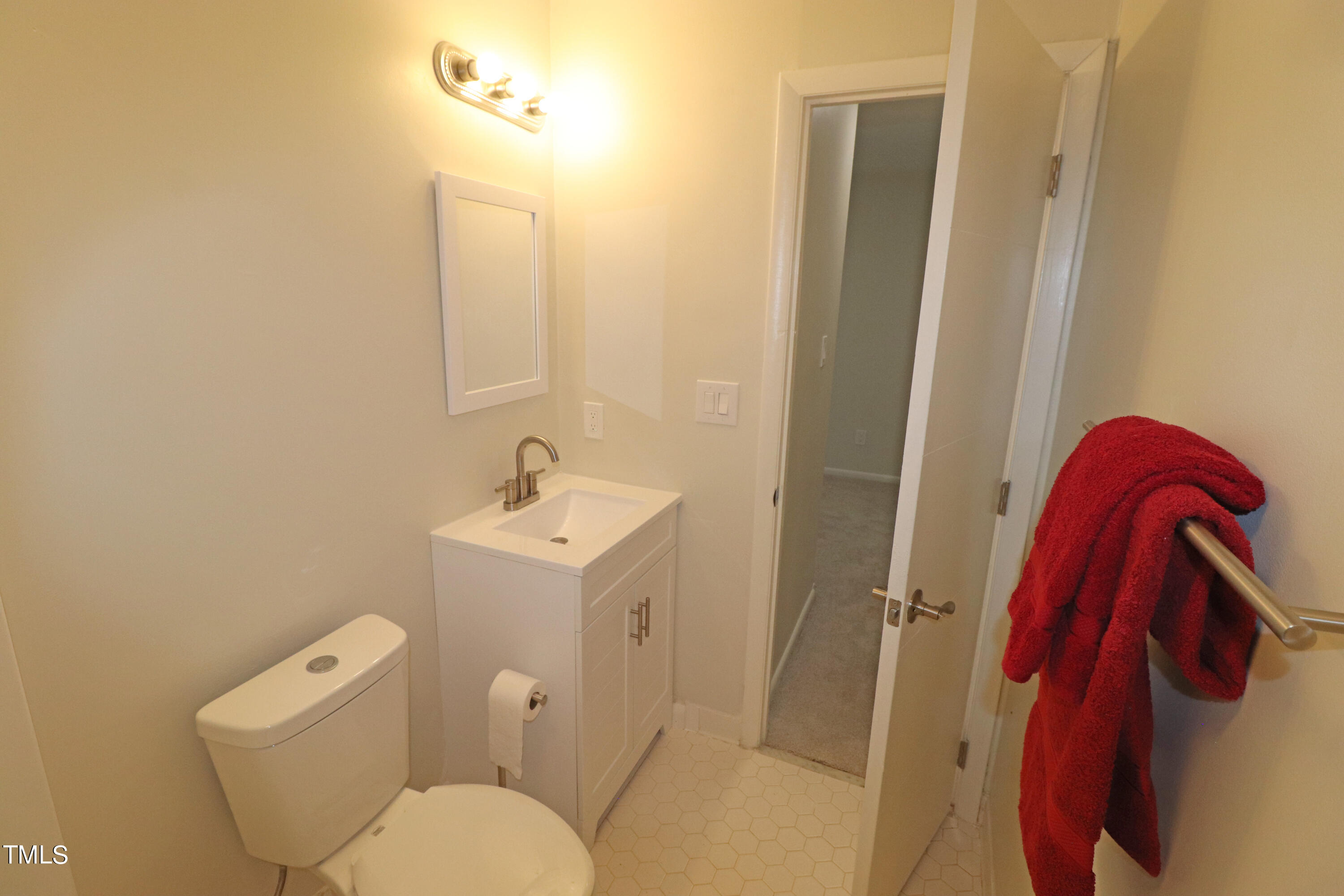 1716 Quail Ridge Road Raleigh, NC 27609 - Photo 36 of 39 a bathroom with a toilet sink and mirror