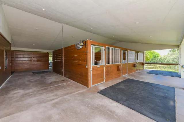 a view of a house with porch and garden