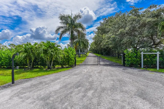 a view of a yard with a house