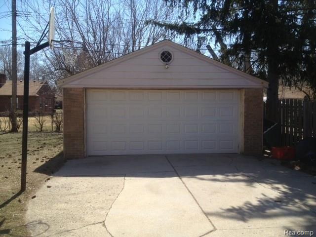 18131 Cornell- Garage.jpg