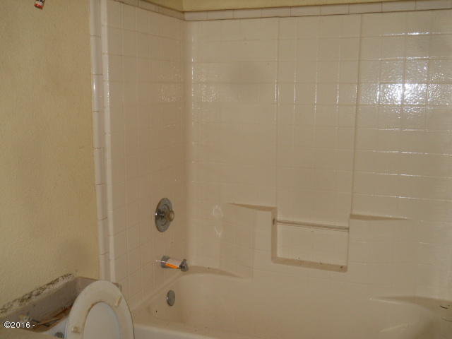 431-366109 Hall bath