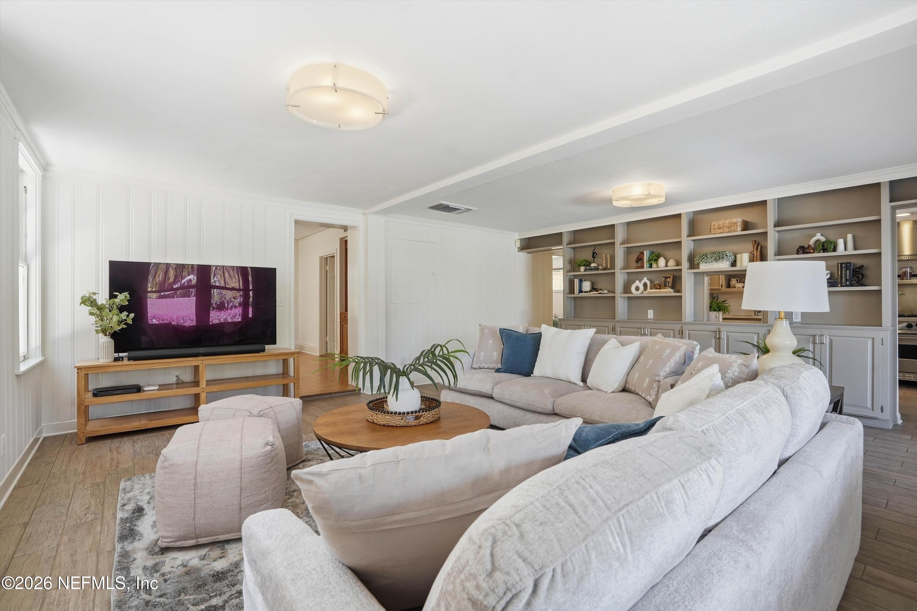 833 Sorrento Road Jacksonville, FL 32207 - Photo 12 of 68 Living Room