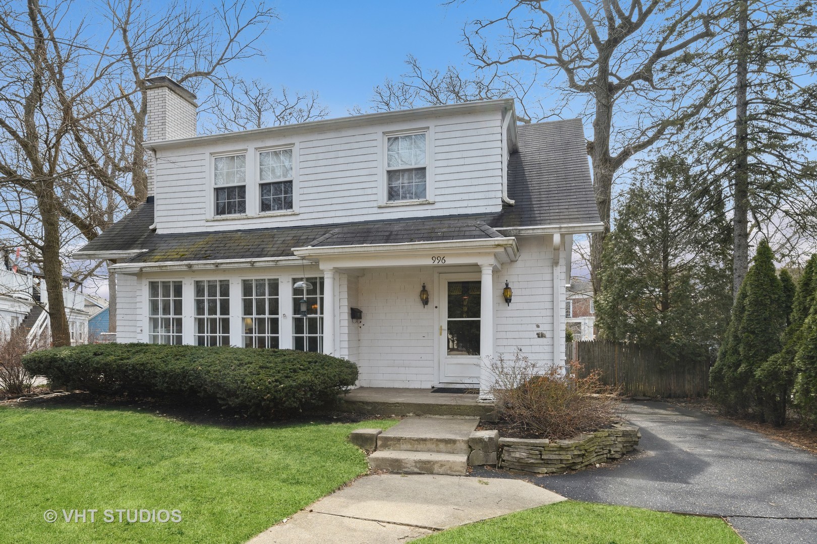 996 Chatfield Road Winnetka, IL 60093 - Photo 2 of 19 a front view of a house with garden