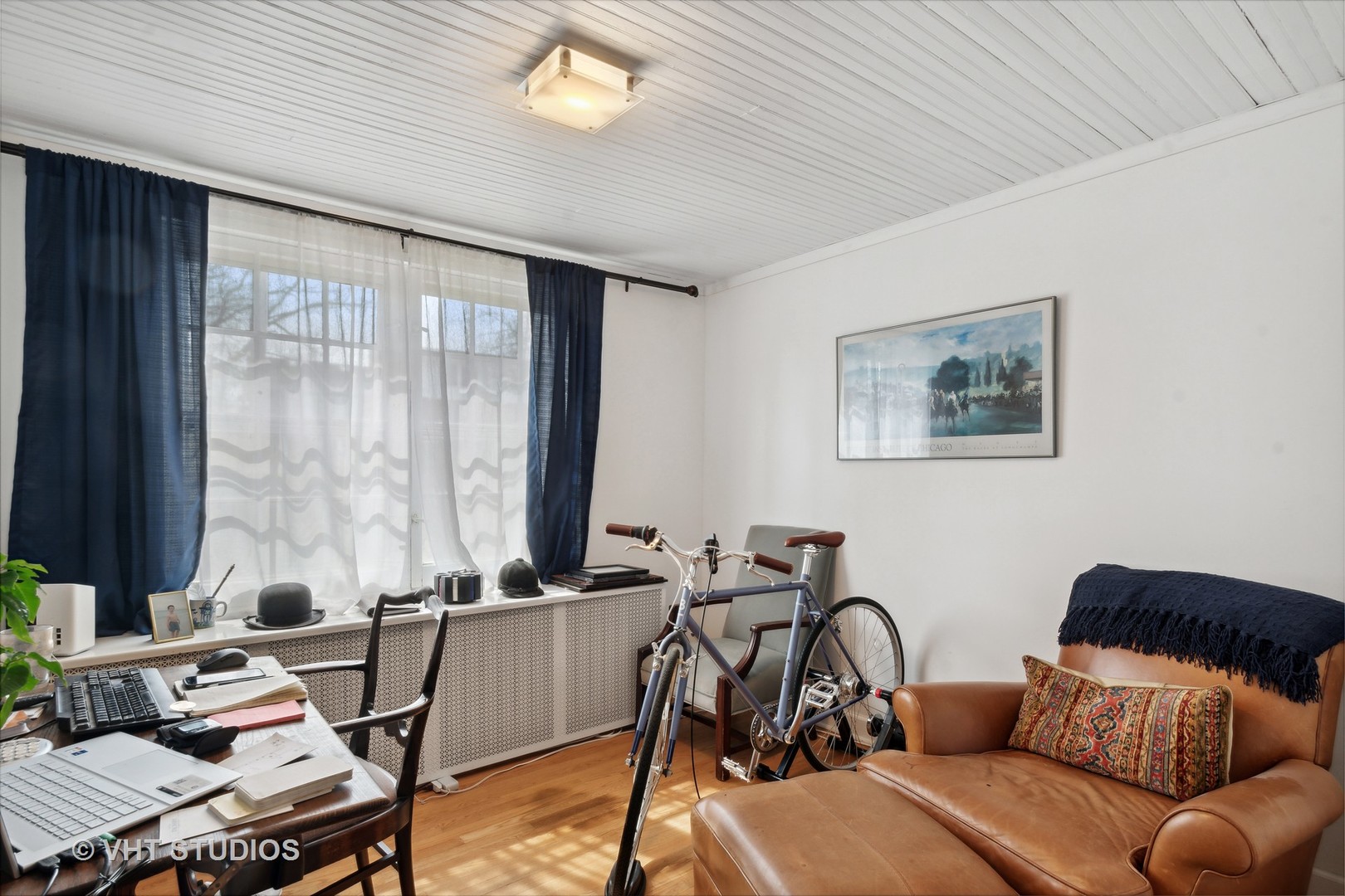 996 Chatfield Road Winnetka, IL 60093 - Photo 7 of 19 a view of a livingroom with furniture and a table