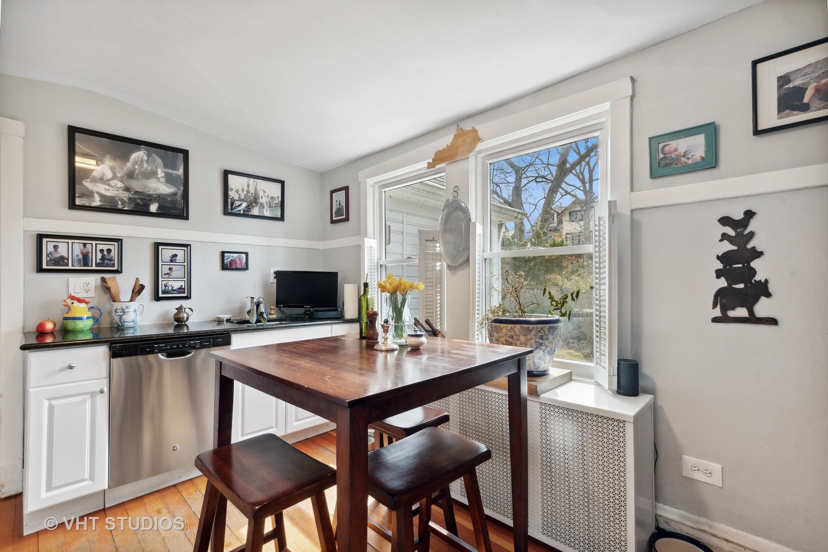 996 Chatfield Road Winnetka, IL 60093 - Photo 8 of 19 a dining room with furniture and window