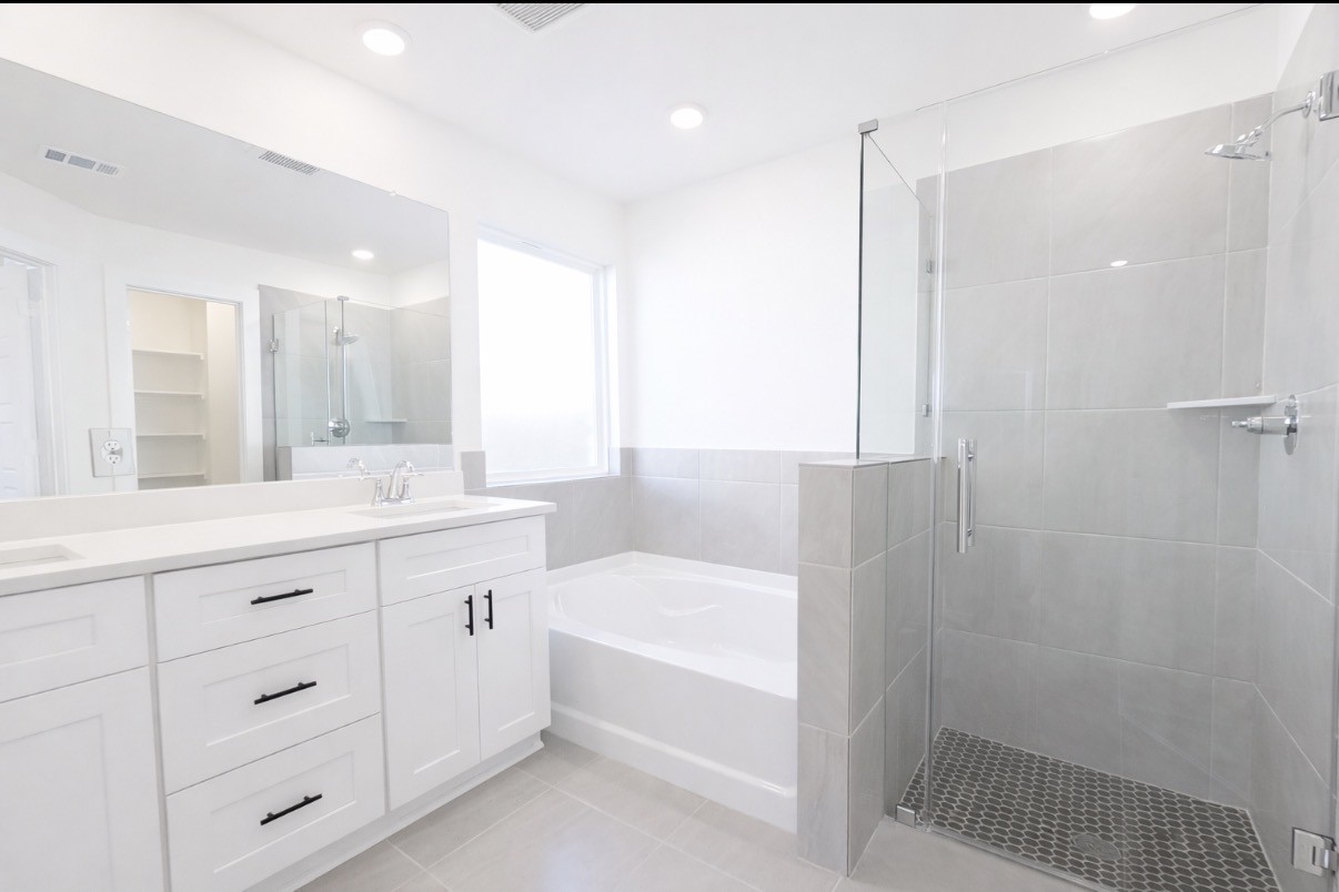 8315 Amber Summit Lane Angleton, TX 77515 - Photo 10 of 21 Primary bathroom