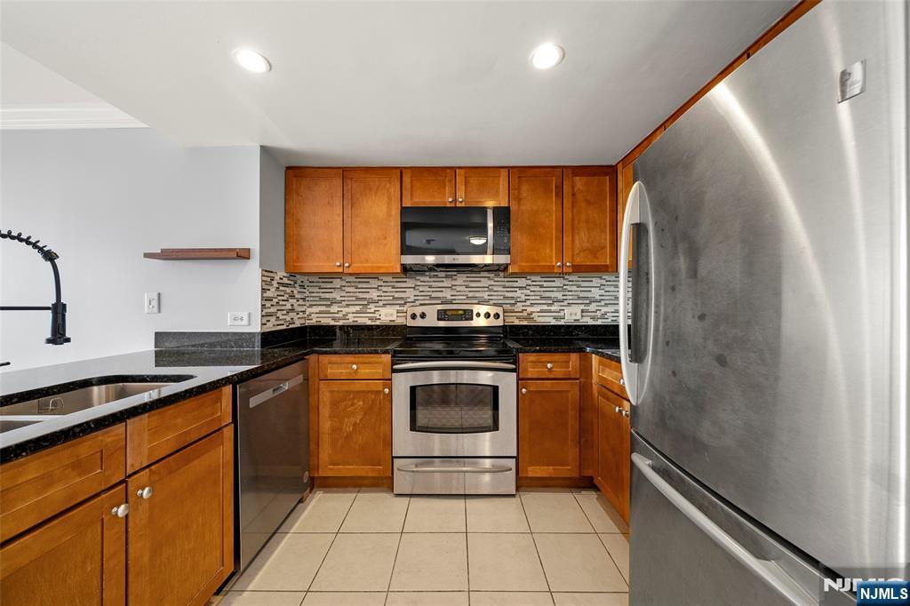 100 Old Palisade Road, Unit 801 Fort Lee, NJ 07024 - Photo 3 of 19