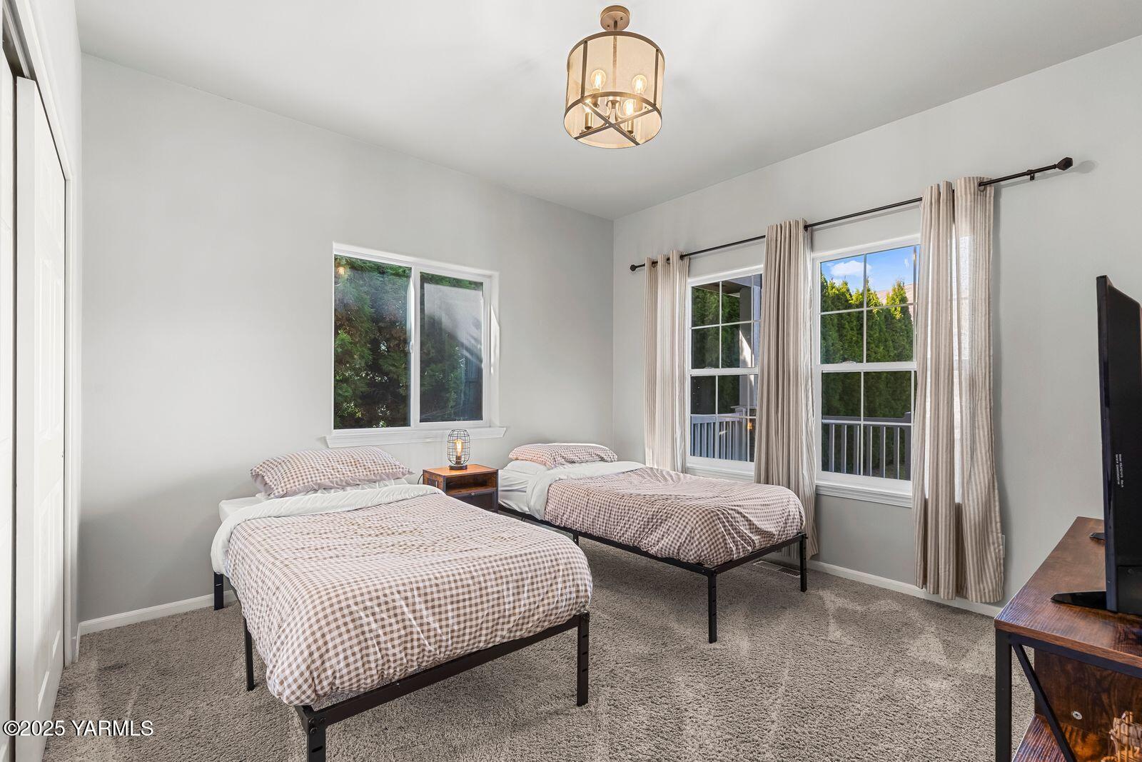 115 Apple Loop Naches, WA 98937 - Photo 19 of 48 a bedroom with two beds and a window