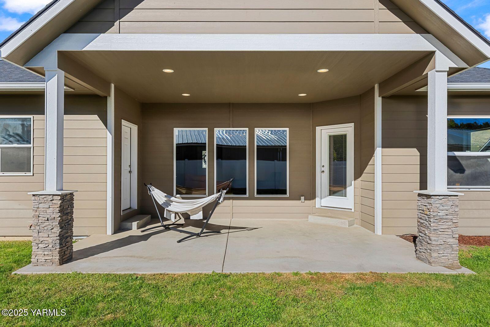 115 Apple Loop Naches, WA 98937 - Photo 32 of 48 a backyard of a house with table and chairs