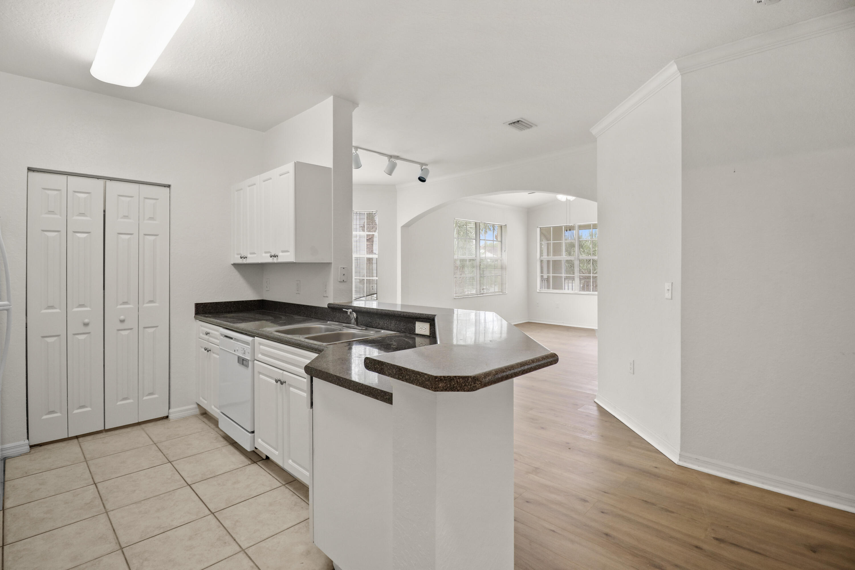 272 Southeast Kitching Circle Stuart, FL 34994 - Photo 8 of 52 8-IMG_0664