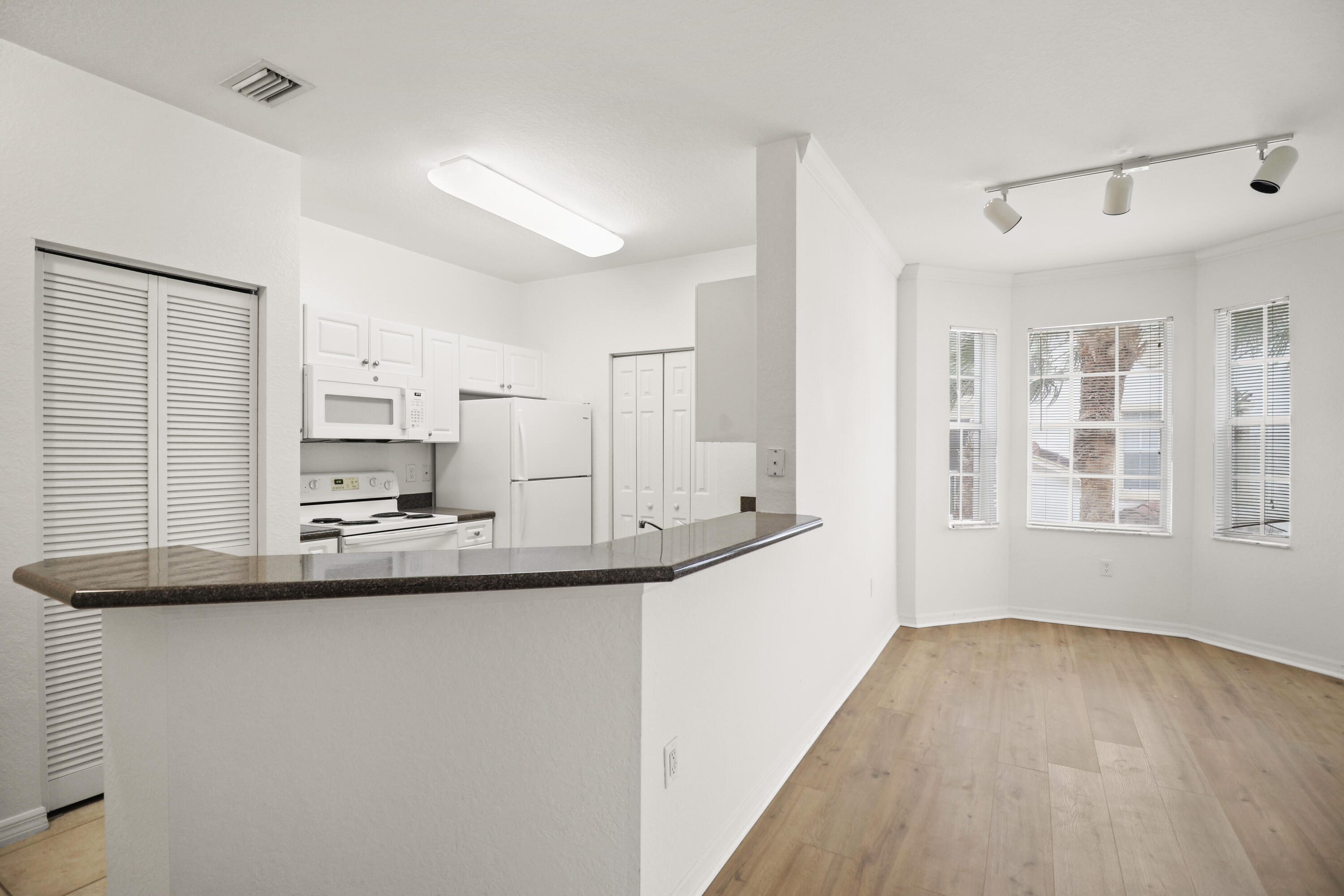 272 Southeast Kitching Circle Stuart, FL 34994 - Photo 9 of 52 9-IMG_0757