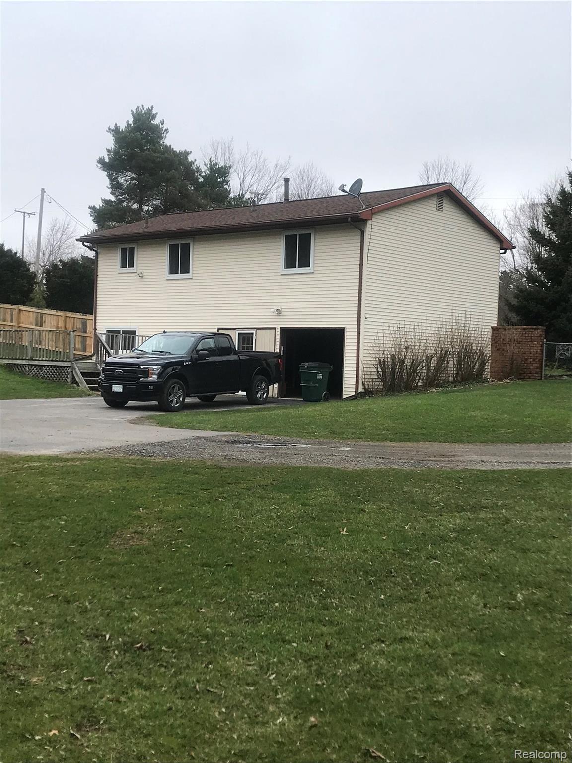 476 Harmon Road Howell, MI 48843 - Photo 4 of 32 IMG-1454.jpg