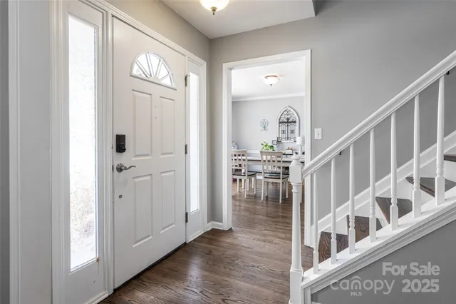 a view of entryway with livingroom
