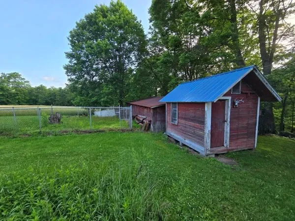 a view of a house with backyard