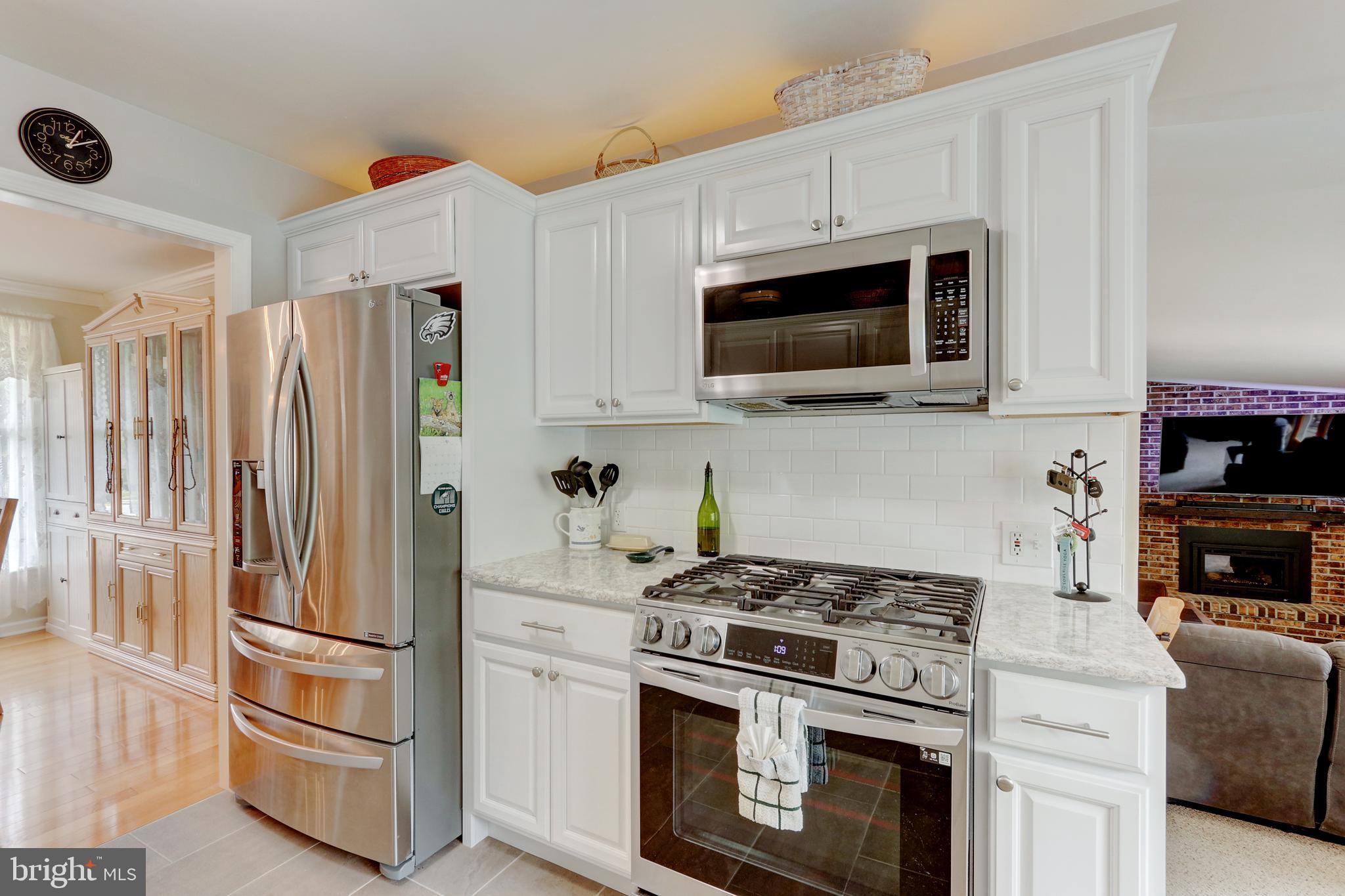 8 Thornbury Road Reading, PA 19606 - Photo 13 of 49 gas stove/oven