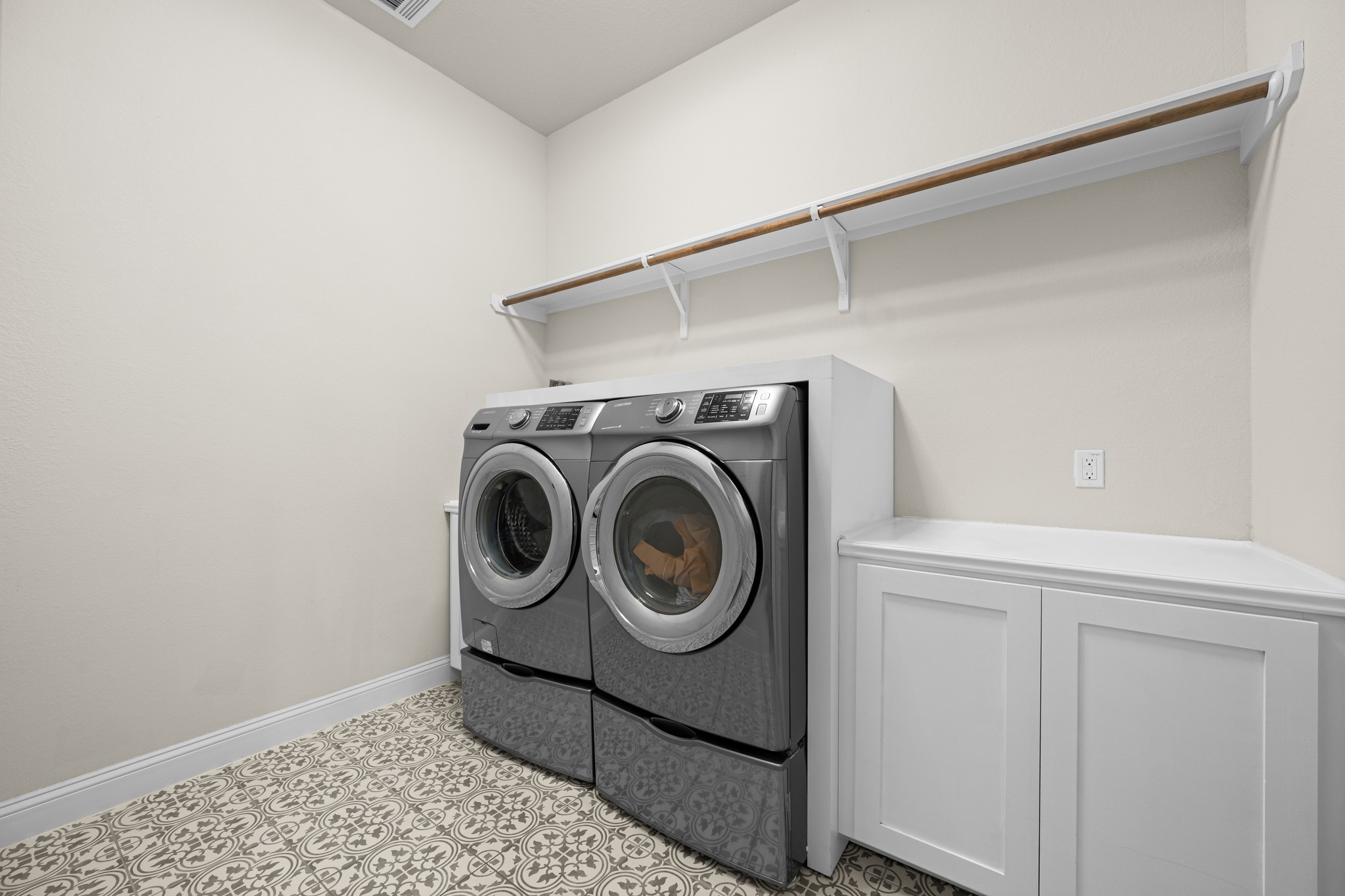 2100 Highland Ridge Road Georgetown, TX 78628 - Photo 25 of 30 Functional laundry space featuring modern appliances and a practical folding counter.