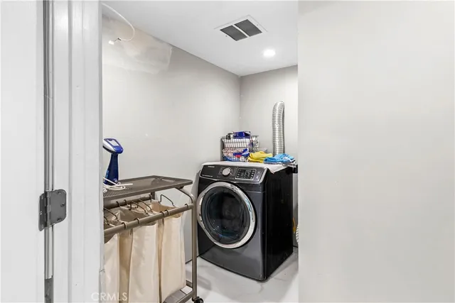 a view of back yard of the house