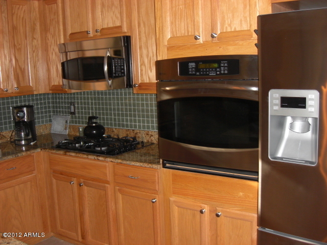 295 West Del Rio Street Gilbert, AZ 85233 - Photo 3 of 30 Kitchen oven