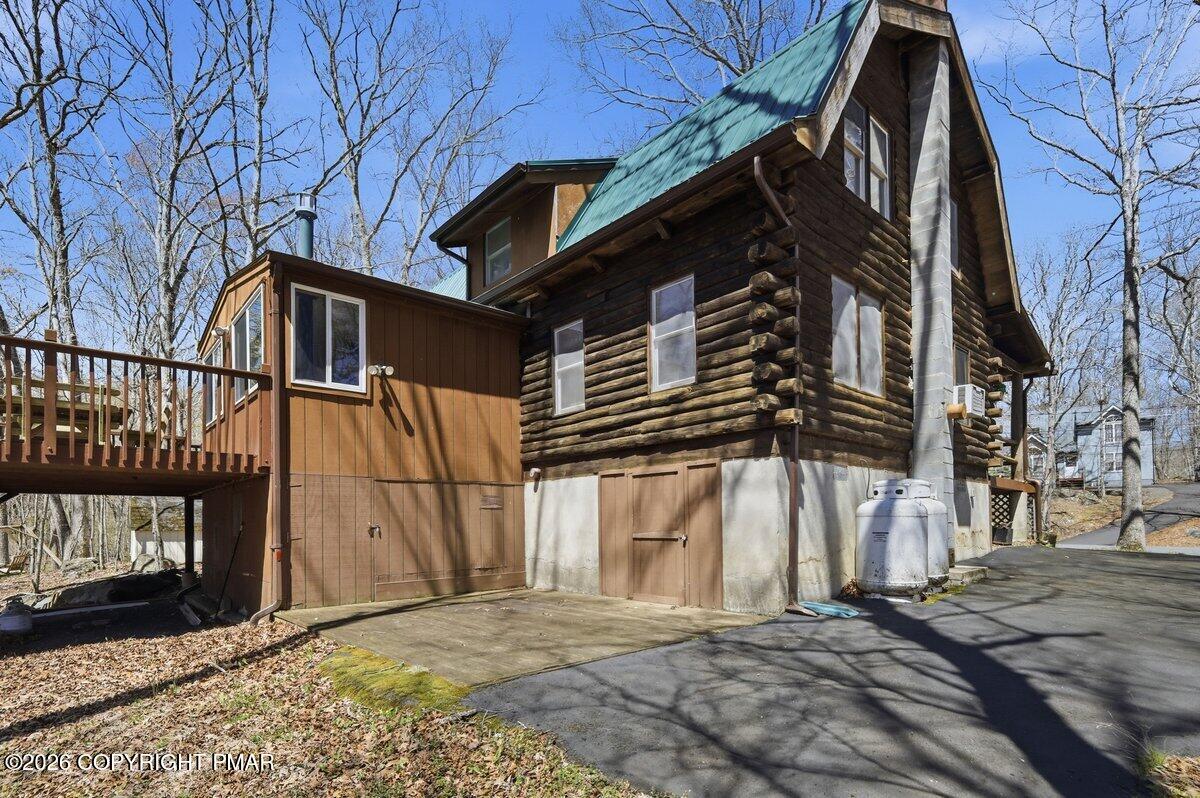 114 Bourne Court Bushkill, PA 18324 - Photo 6 of 41 Rear View/Side Driveway