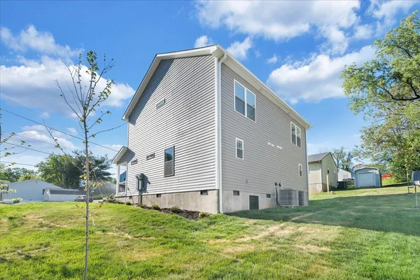 $1,550 | 1702 Baldwin Avenue Northeast, Unit B, Roanoke, VA 24012