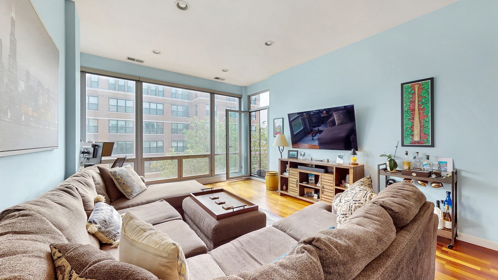 3920 North Sheridan Road, Unit 411 Chicago, IL 60613 - Photo 4 of 28 a living room with furniture and a flat screen tv