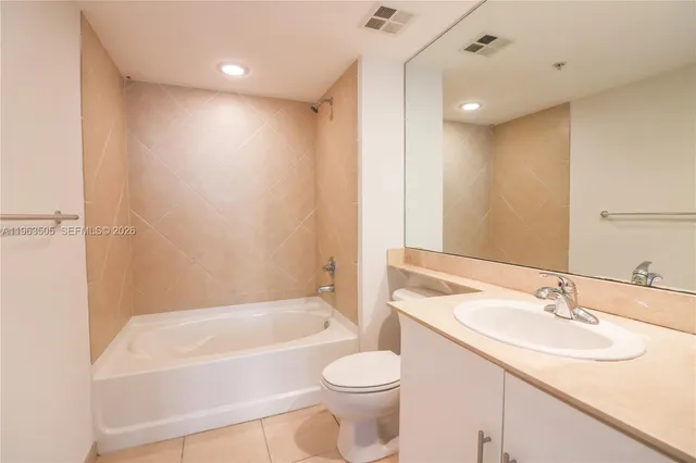 $3,900 | 335 South Biscayne Boulevard, Unit 2708, Miami, FL 33131