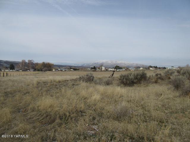 Nka McGreer Road Selah, WA 98942 - Photo 3 of 3 a view of a lake with houses