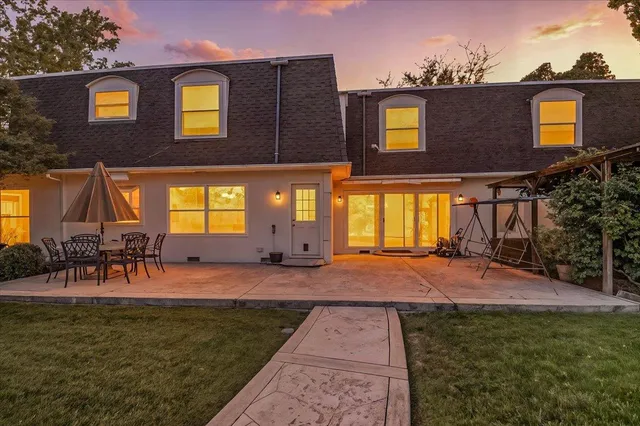 a view of a house with backyard and garden