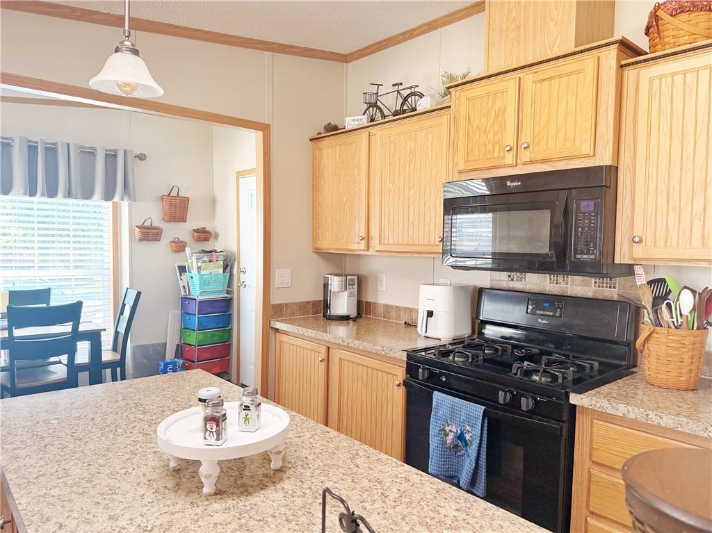 137 York Road Cranberry Township, PA 16066 - Photo 12 of 44 a kitchen with a stove a sink and a dining table