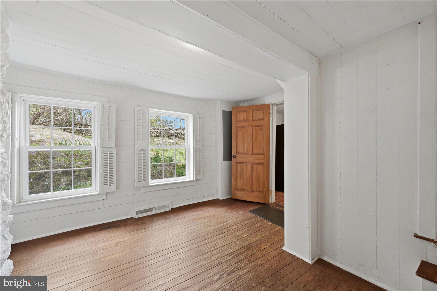 2674 5 Points Road Marshall, VA 20115 - Photo 42 of 72 Breakfast Room nestled between Kitchen & Dining Rm
