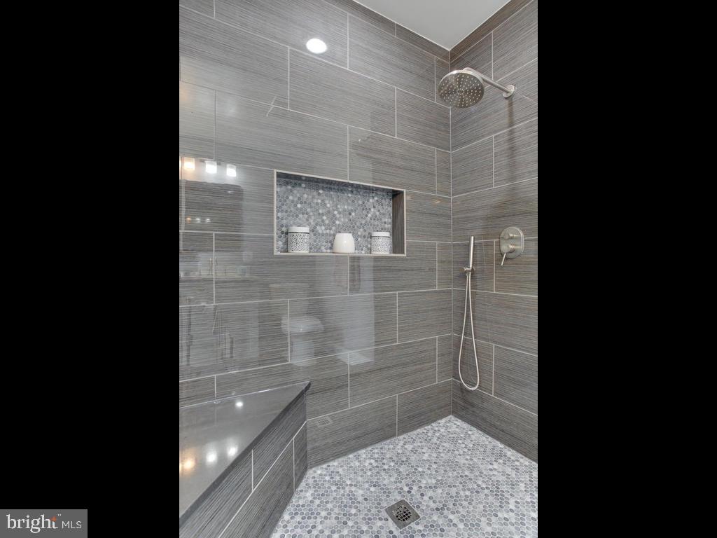 21 Homeland Road Pasadena, MD 21122 - Photo 12 of 41 Owners shower