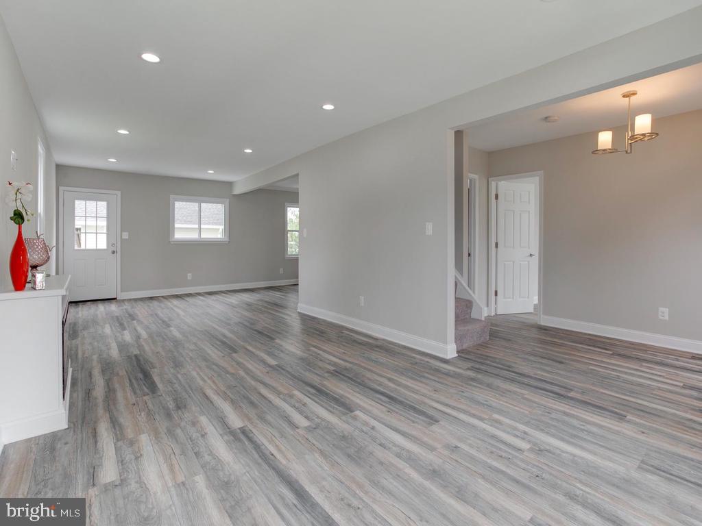 21 Homeland Road Pasadena, MD 21122 - Photo 13 of 41 Living Room
