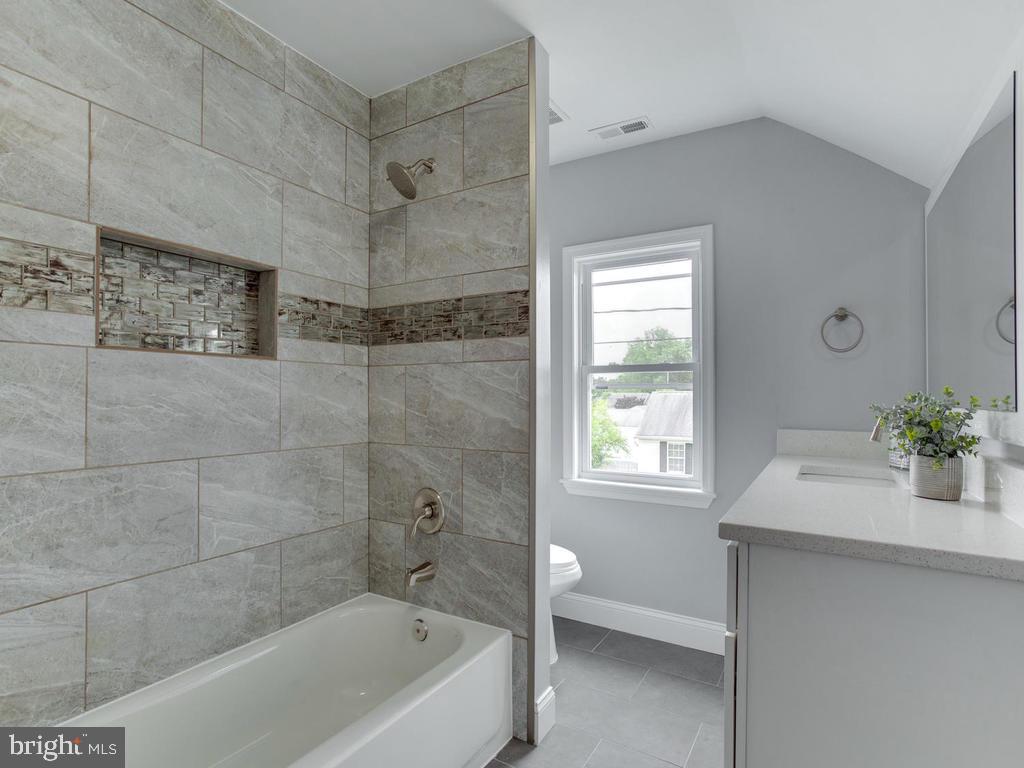21 Homeland Road Pasadena, MD 21122 - Photo 29 of 41 Upstairs hall bath