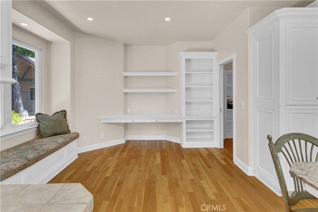 117 Frontier Way Templeton, CA 93465 - Photo 25 of 60 a bedroom with a bed and cabinets