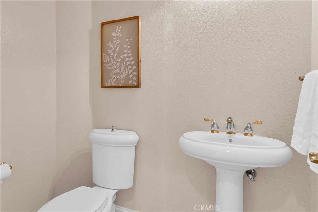 117 Frontier Way Templeton, CA 93465 - Photo 38 of 57 Powder bathroom