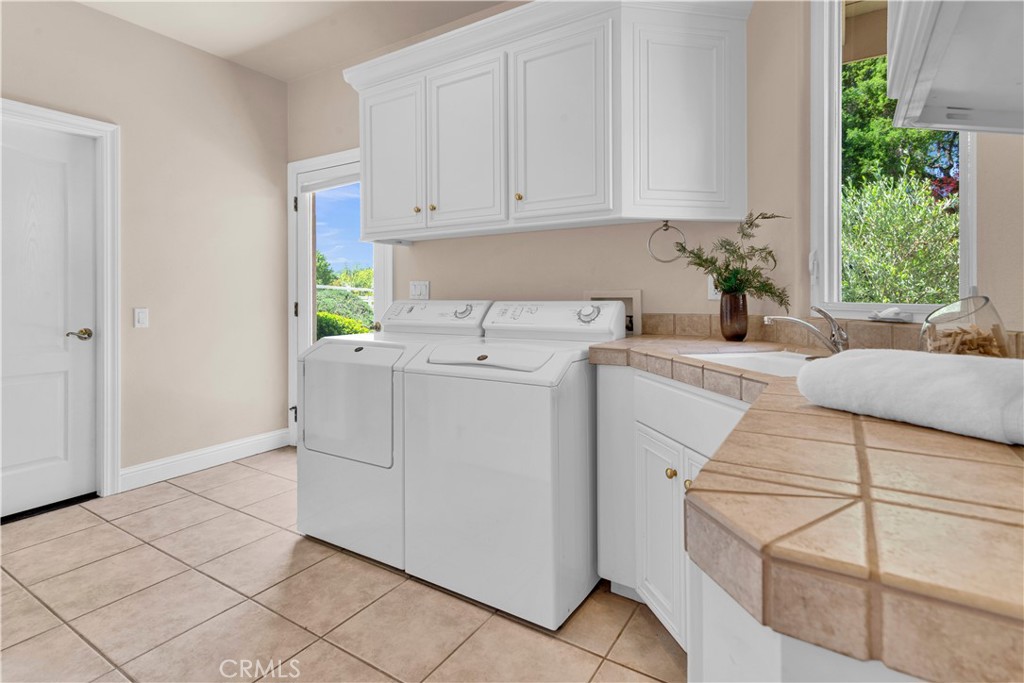 117 Frontier Way Templeton, CA 93465 - Photo 39 of 57 Laundry room