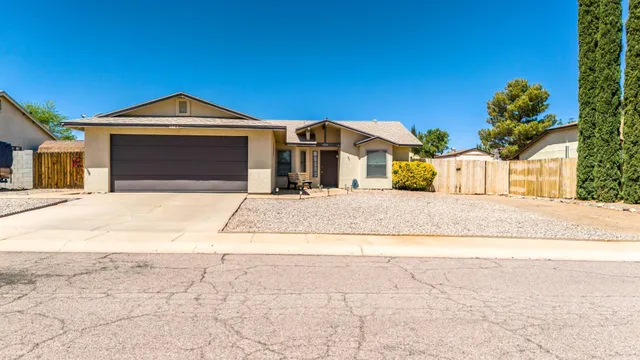 $1,500 | 4864 Loma Loop, Sierra Vista, AZ 85635