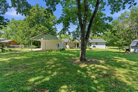 a view of a house with backyard