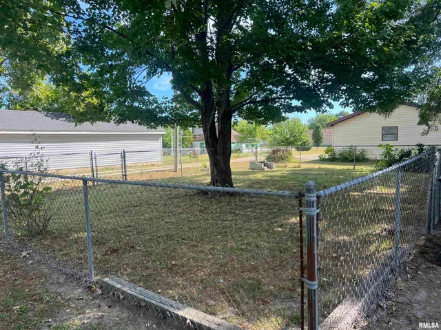 $79,900 | 511 West Helen Avenue, Christopher, IL 62822