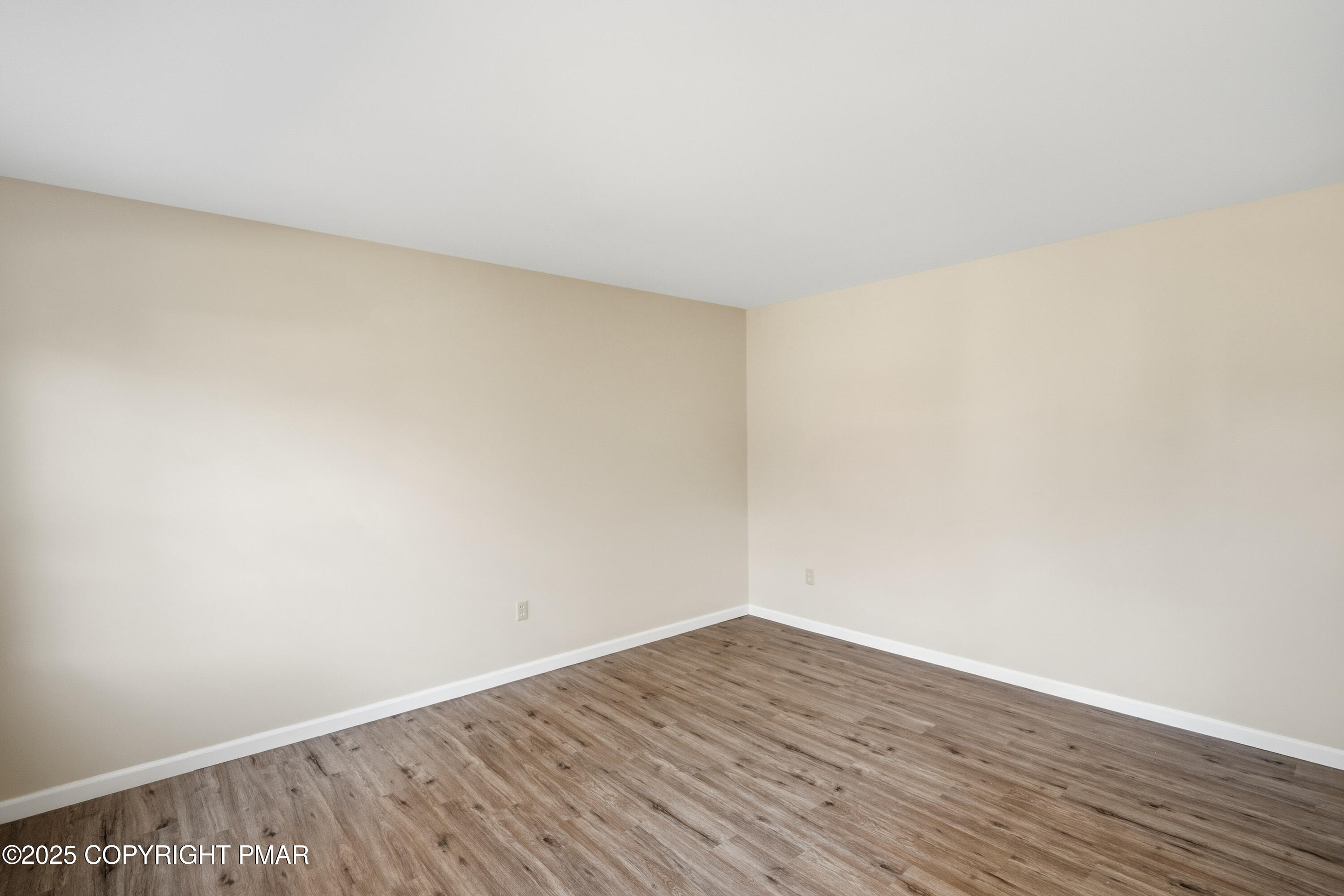 1222 Rural Court Stroudsburg, PA 18360 - Photo 14 of 42 Living room