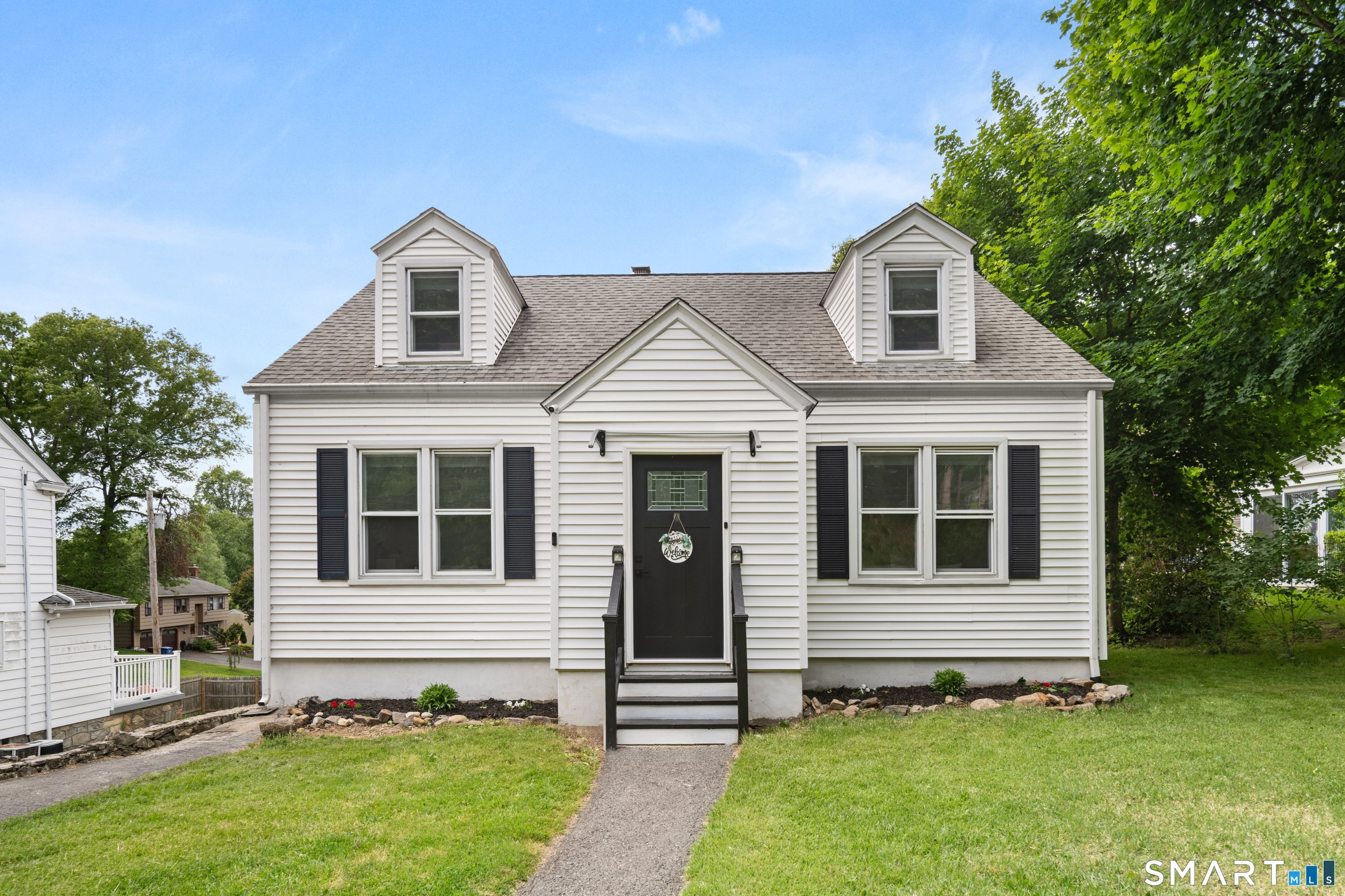 243 White Plains Road Trumbull, CT 06611 - Photo 4 of 39