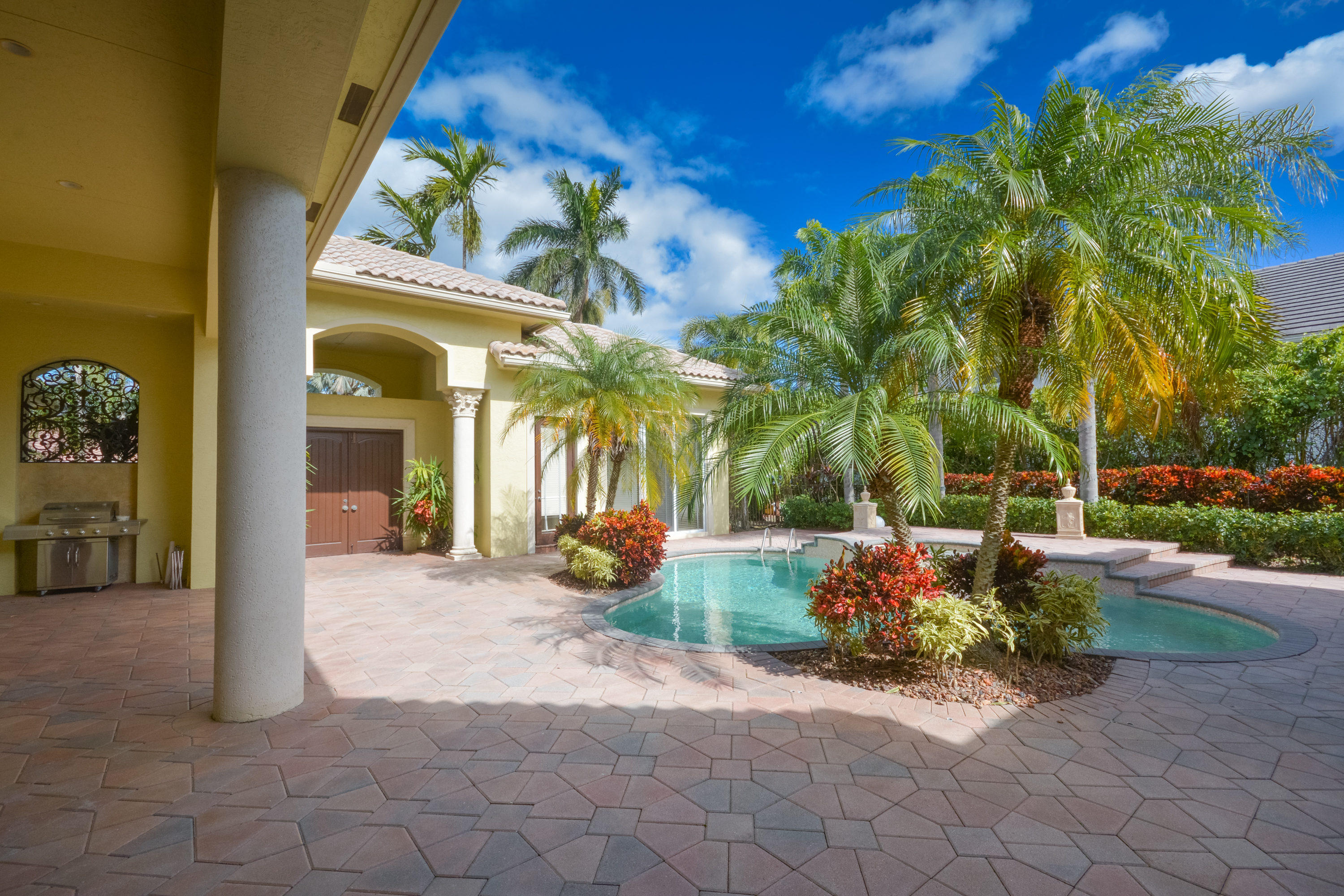 3786 Northwest 52nd Street Boca Raton, FL 33496 - Photo 5 of 32 Courtyard/Pool