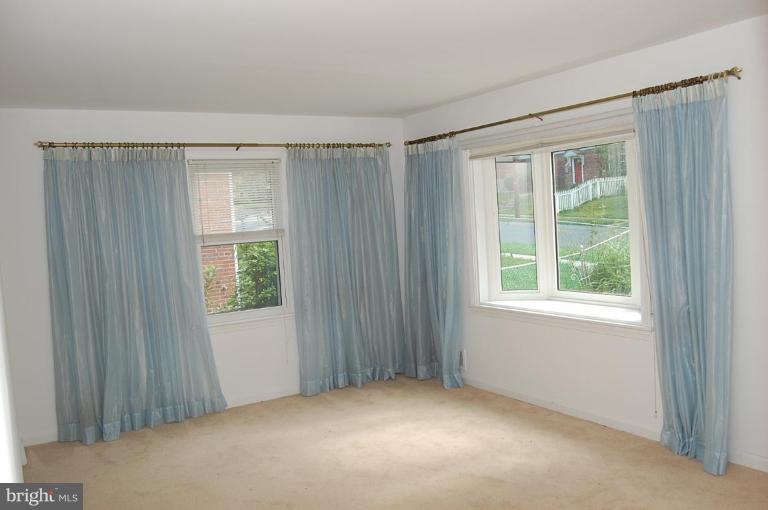 10705 Inwood Avenue Silver Spring, MD 20902 - Photo 3 of 10 Living Room
