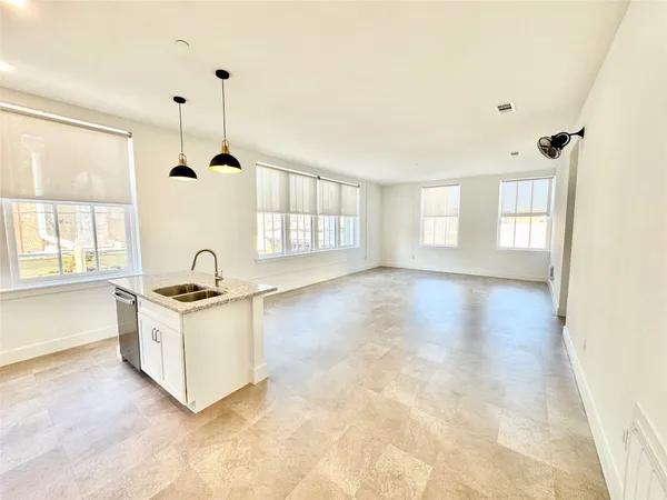 $3,400 | 2102 Mechanic Street, Unit 205, Galveston, TX 77550