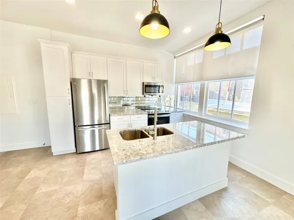 $3,400 | 2102 Mechanic Street, Unit 205, Galveston, TX 77550